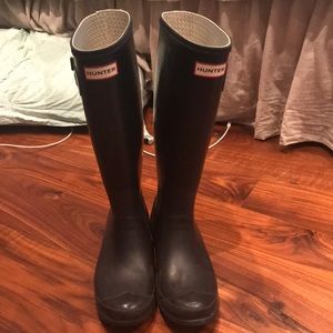 Black hunter boots